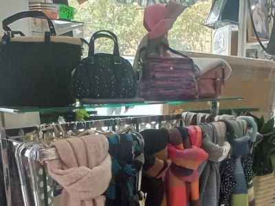 Imagen de complementos y bolsos en Caprichos, tienda de decoración y regalos en Vallecas