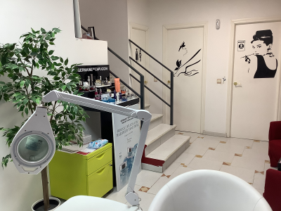 Zona de acceso a gabinetes de tratamientos estéticos en Centro de Estética y Peluquería Vanesa Sánchez en Villa de Vallecas