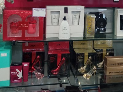 Imagen de artículos de perfumería en Caprichos, tienda de decoración y regalos en Vallecas