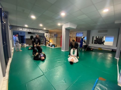 Imagen del tatami con personas entrenando Jiu Jitsu Brasileño en SpandaDojo en Villa de Vallecas