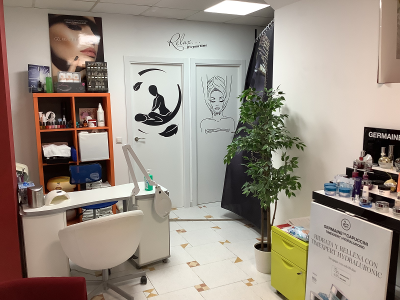 Gabinete de manicura y acceso a otros gabinetes de tratamientos estéticos Centro de Estética y Peluquería Vanesa Sánchez en Villa de Vallecas