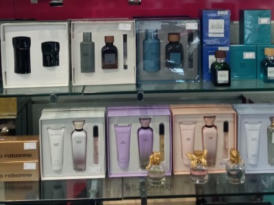 Imagen de artículos de perfumería en Caprichos, tienda de decoración y regalos en Vallecas
