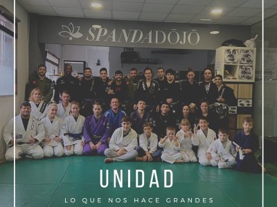 Imagen de grupo de alumnos de Jiu Jitsu Brasileño en Spanda Dojo en Villa de Vallecas